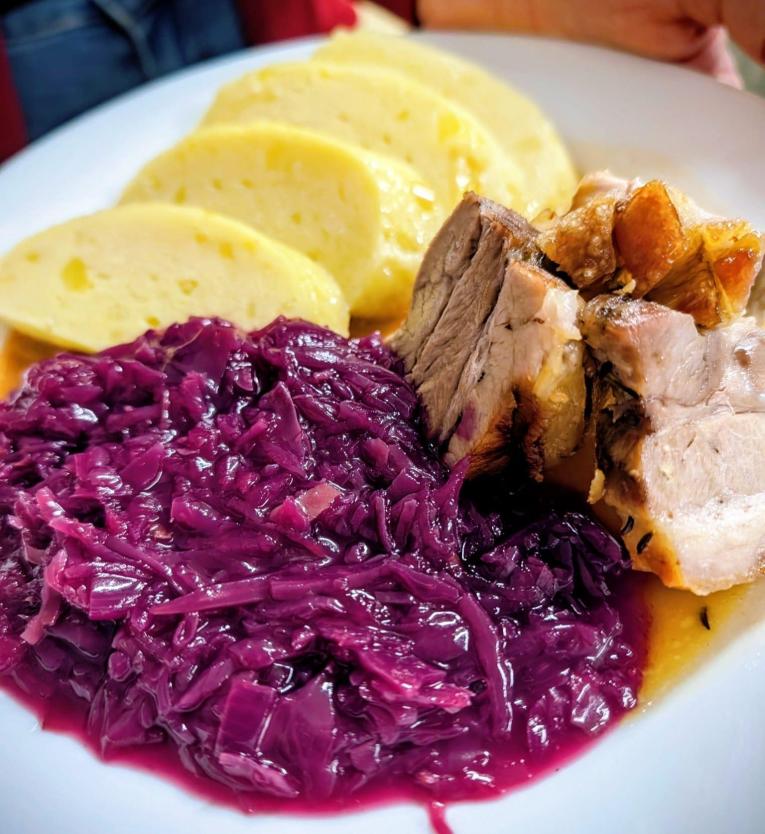 Pečený bůček, červené zelí, bramborový knedlík
