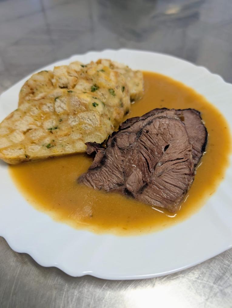 Svíčková s karlovarským knedlíkem